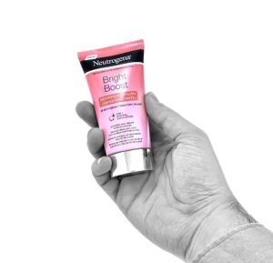 کرم لایه بردار نوتروژینا سری Bright Boost مناسب انواع پوست 75 میل