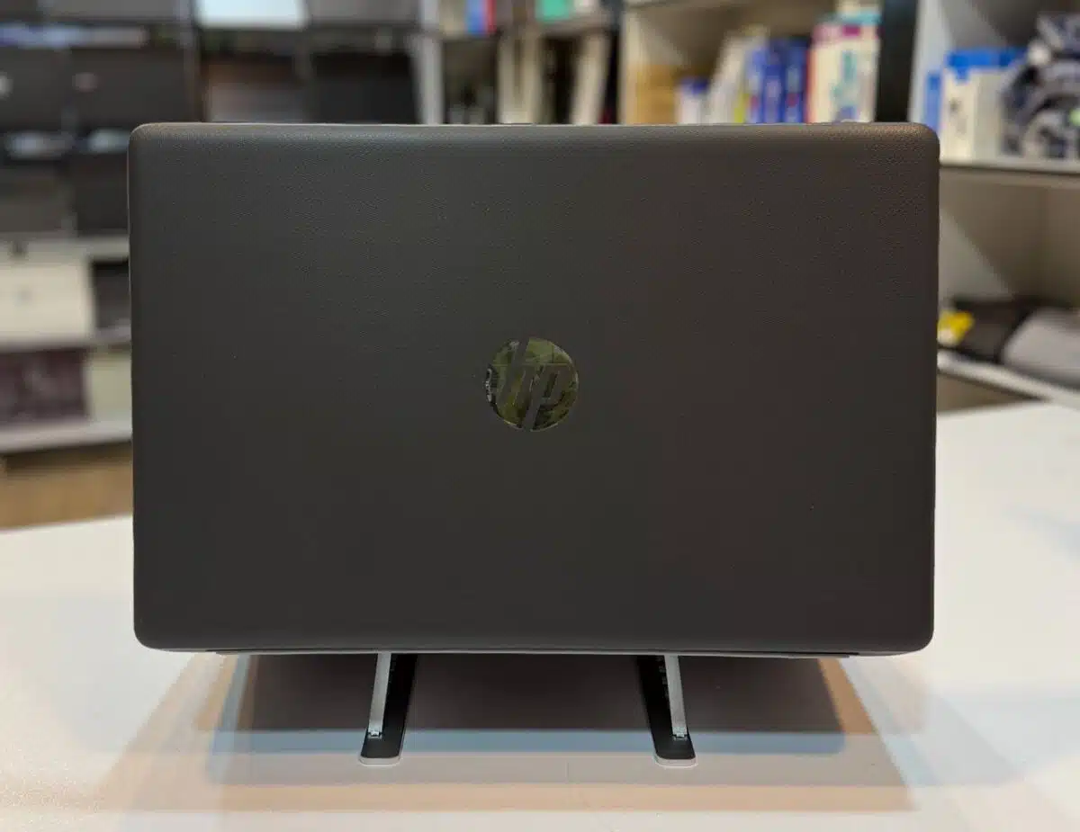 لپ تاپ کارکرده HP 17 by1022 -i5-8GB-256GB-4GB