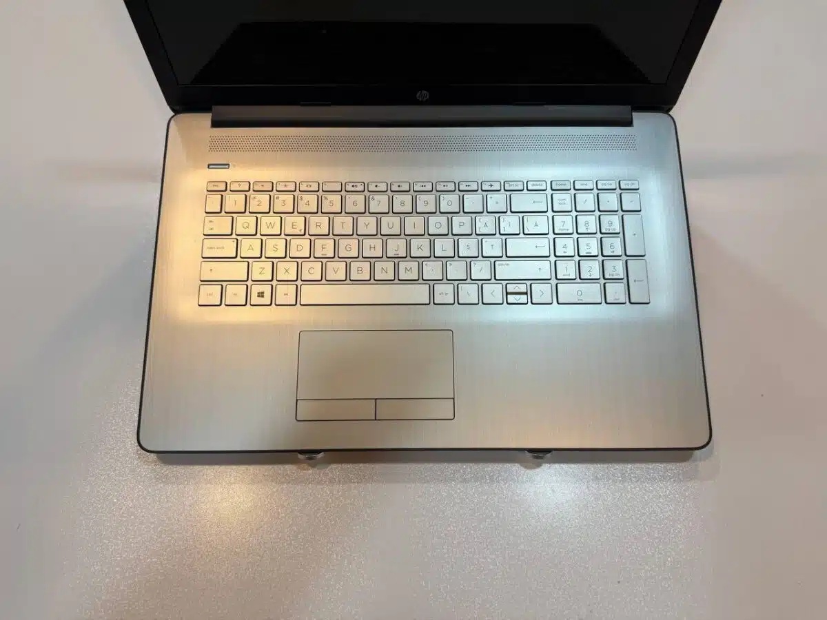 لپ تاپ کارکرده HP 17 by1022 -i5-8GB-256GB-4GB