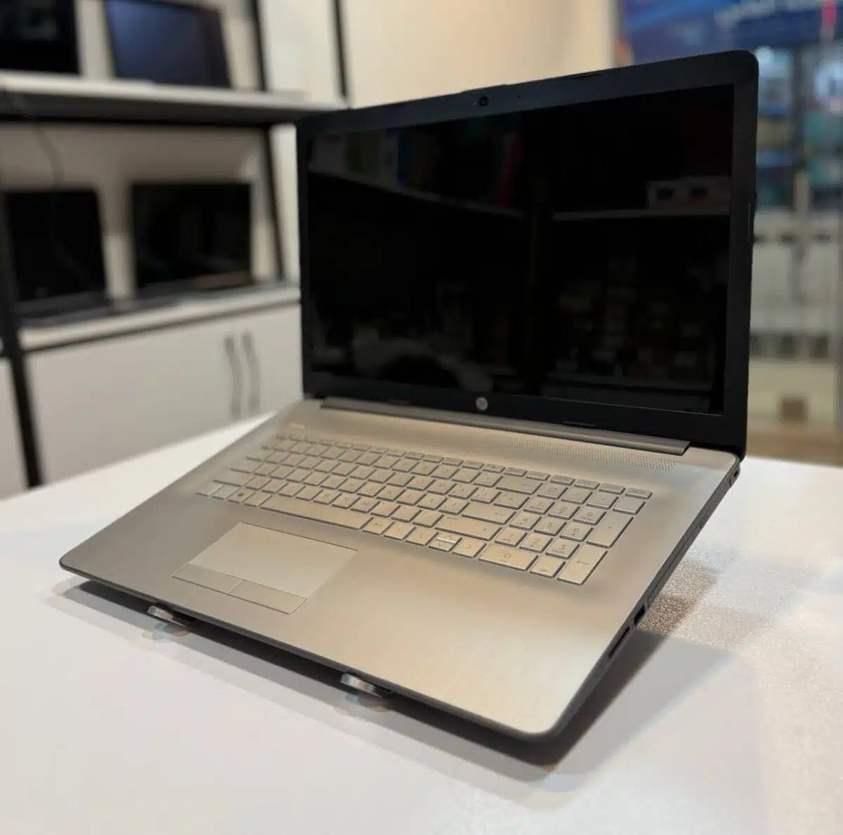 لپ تاپ کارکرده HP 17 by1022 -i5-8GB-256GB-4GB