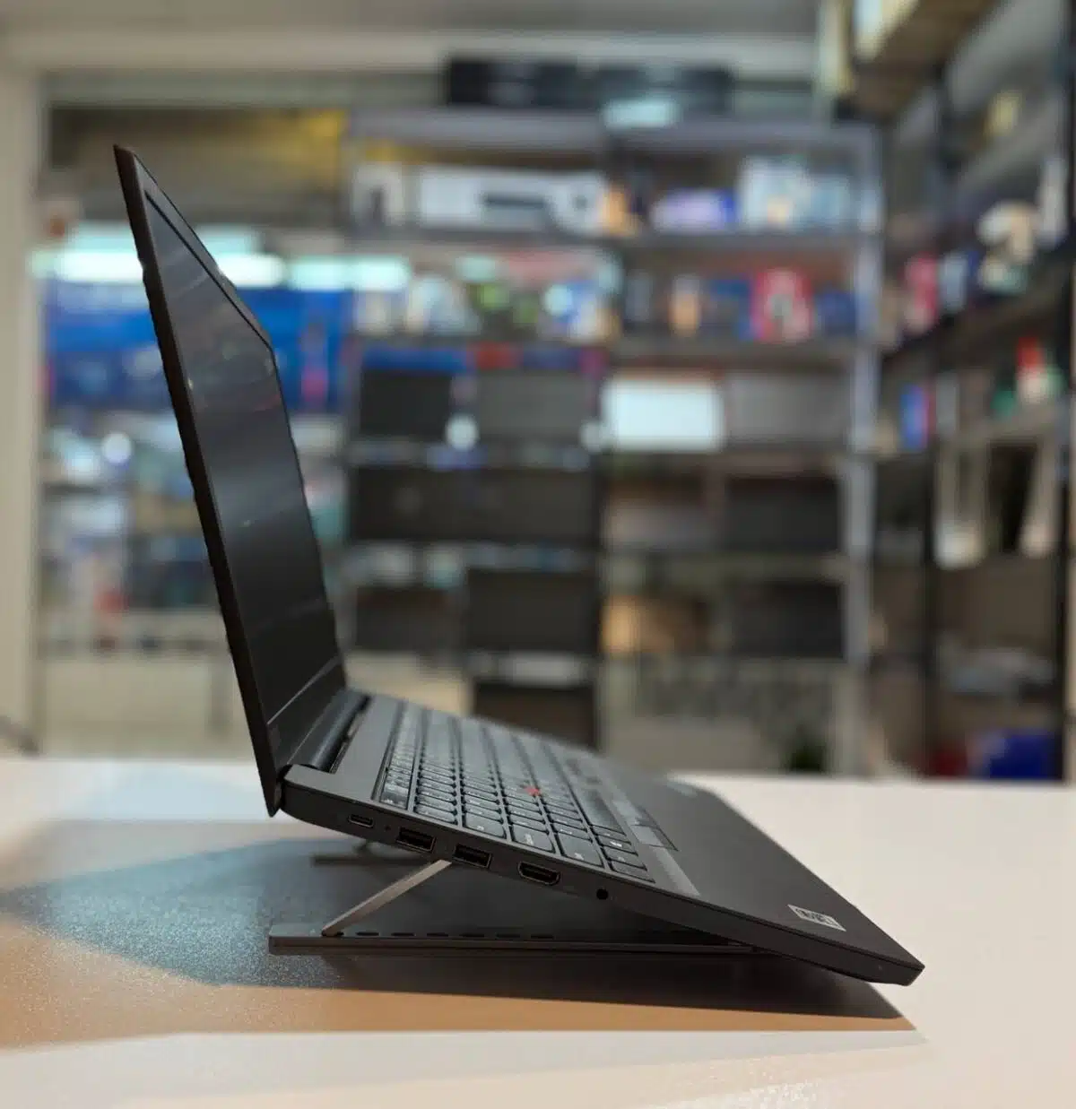 لپ تاپ استوک LENOVO TINKPAD E15 -i5-8GB-256GB-4GB