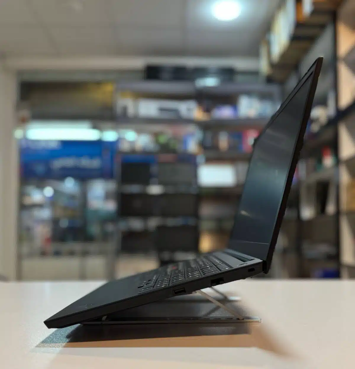 لپ تاپ استوک LENOVO TINKPAD E15 -i5-8GB-256GB-4GB