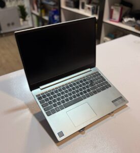 لپ تاپ کارکرده LENOVO ideapad 330S -i5-8GB-256GB-4GB