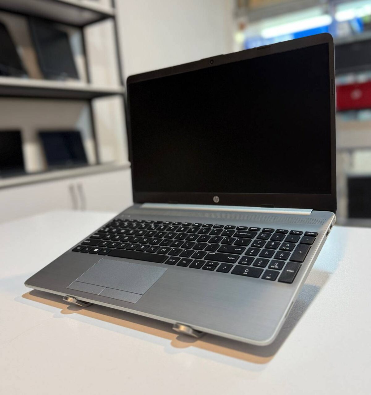 لپ تاپ کارکرده HP LAPTOP 15-gw0 -Ryzen 3-8GB-256GB-2GB