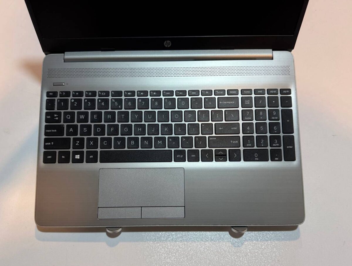 لپ تاپ کارکرده HP LAPTOP 15-gw0 -Ryzen 3-8GB-256GB-2GB