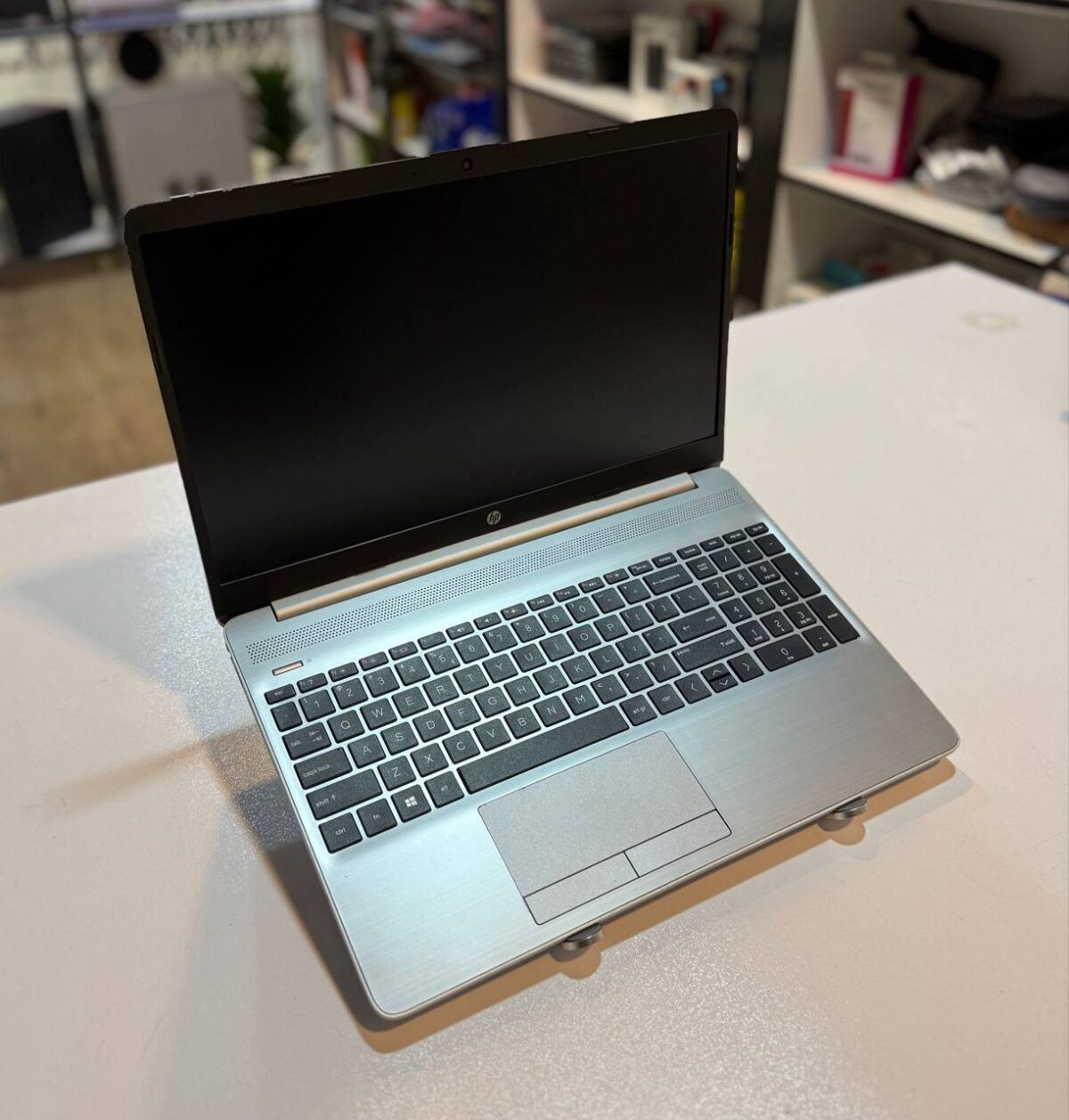 لپ تاپ کارکرده HP LAPTOP 15-gw0 -Ryzen 3-8GB-256GB-2GB